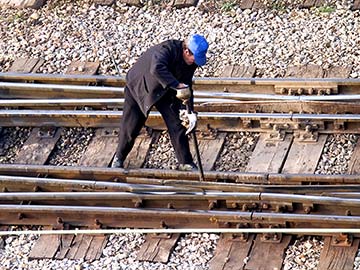 This rail worker faces many dangers every day. If you have been injured while working for a railroad company, call a Brownsville FELA attorney now.